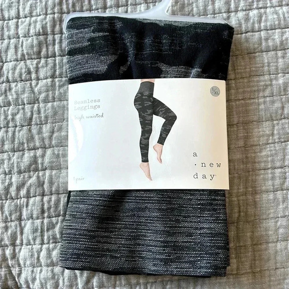 NWT | A NEW DAY SEAMLESS BLACK AND GRAY LEGGINGS | L/XL - Picture 1 of 4